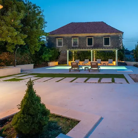 Komelo *