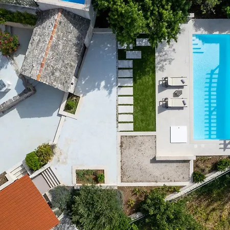 Komelo Villa *
