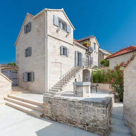 Komelo Villa Škrip