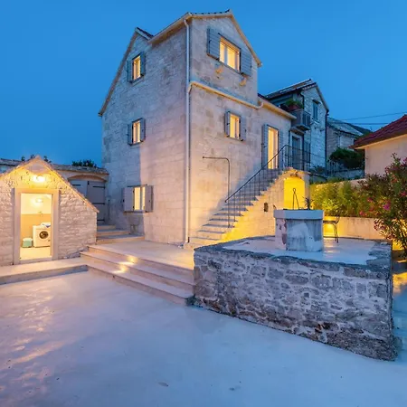 Komelo Villa Škrip