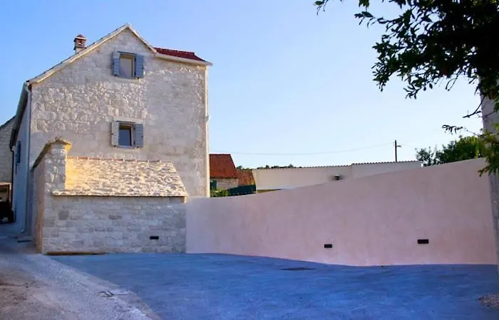 Villa Komelo Škrip