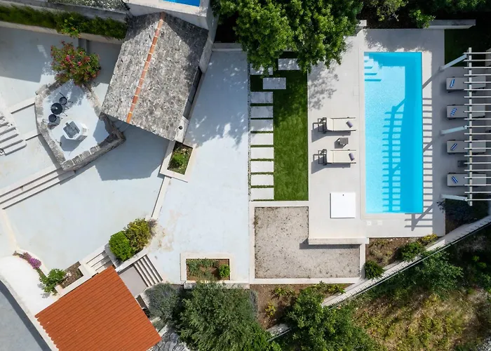 Komelo Villa *
