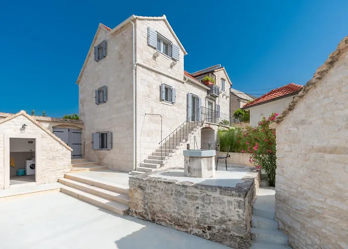 Komelo Villa Škrip
