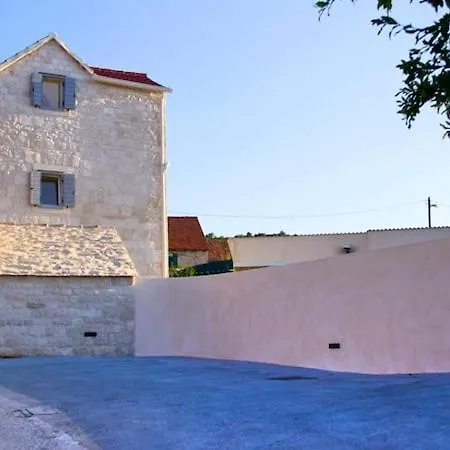 Villa Komelo Škrip